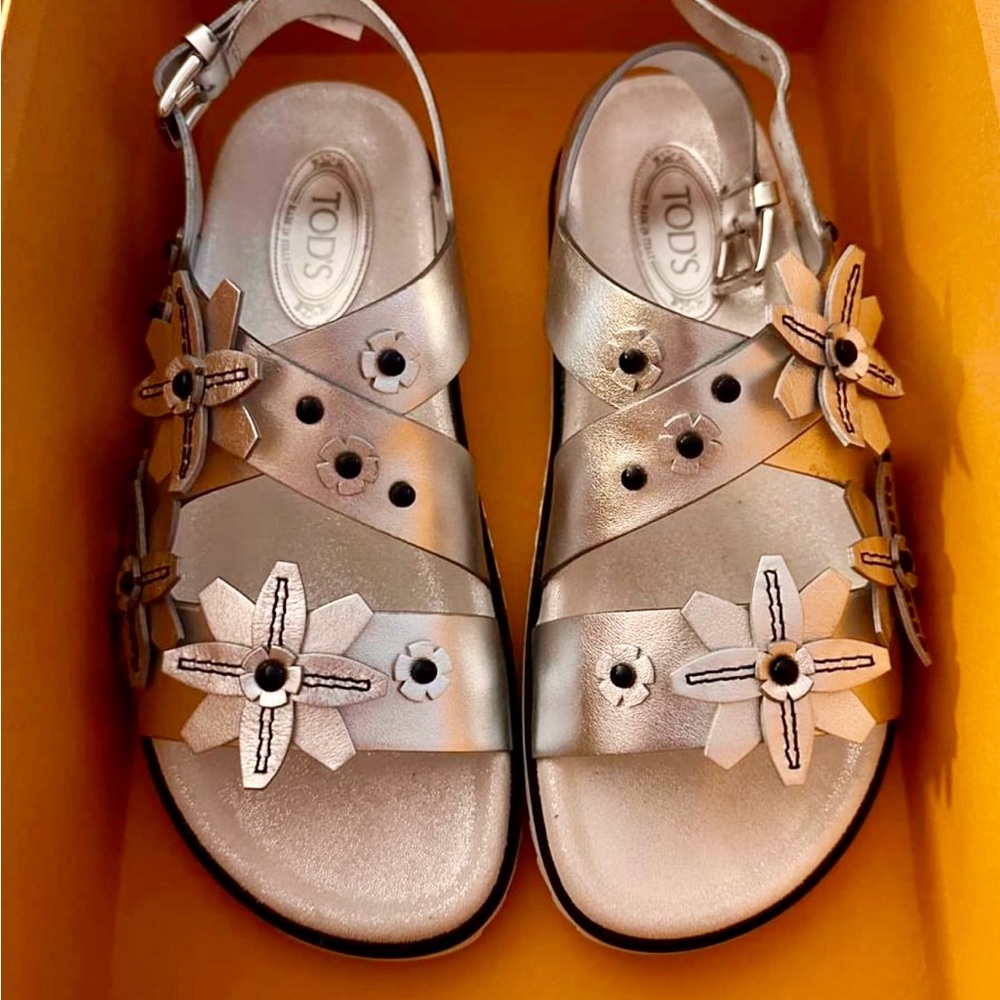 TOD’s - silver genuine leather sandals with flower appliqués 37 / 7 US With box!